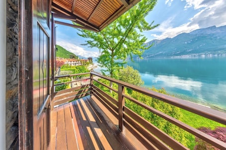 Property grounds. Villa 'Il Cigno Lakeside' with Lake View, Private Terrace and Wi-Fi