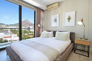 Deluxe Penthouse, Patio, City View