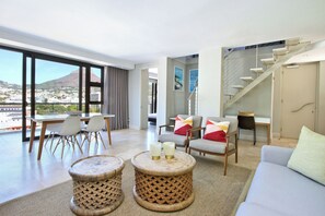 Deluxe Penthouse, Patio, City View | Ruang tamu