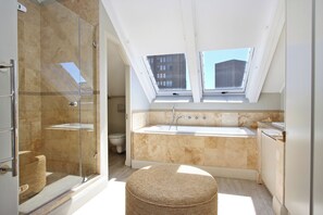 Deluxe Penthouse, Patio, City View | Bilik Mandi