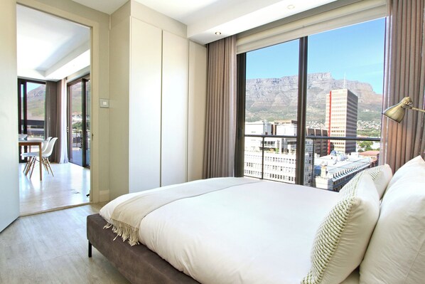 Deluxe Penthouse, Patio, City View | Free WiFi
