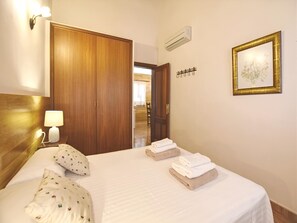 House | 6 bedrooms, iron/ironing board - Holiday Home in Maria de la Salut (Maria de la Salut)