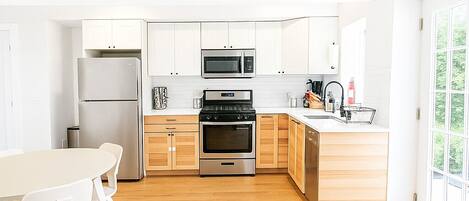 Microondas, horno, placa de cocina, lavavajillas