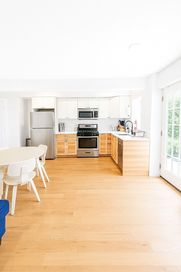 Four Ă micro-ondes, un four, surface de cuisson, lave-vaisselle