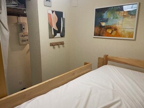 1 bedroom, bed sheets