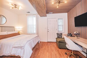 1 bedroom, desk, free WiFi, bed sheets