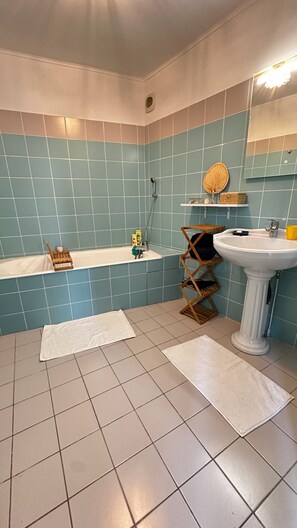Een haardroger, handdoeken, zeep, toiletpapier