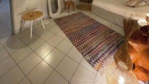 1 dormitori, planxa i posts de planxar, Internet i roba de llit 