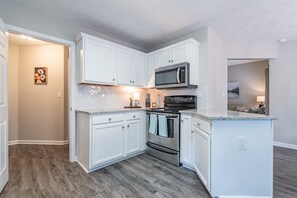 Réfrigérateur, four à micro-ondes, un four, surface de cuisson