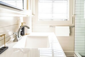 Shower, hair dryer, towels - 907 White Street, Unit 2, Atlanta (Atlanta)