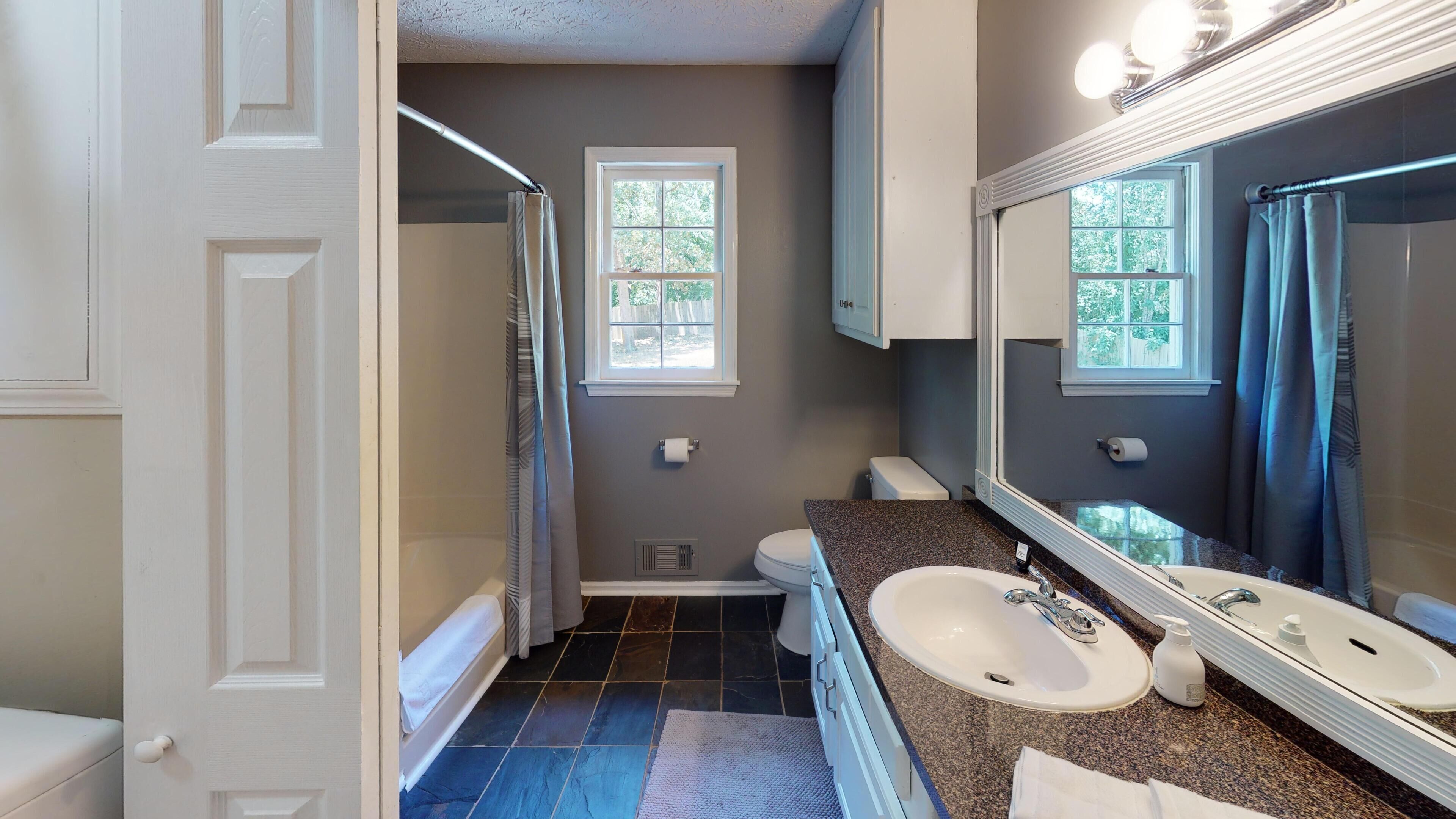 Een douche, een haardroger, handdoeken