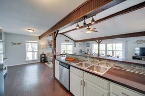 Réfrigérateur, four à micro-ondes, un four, surface de cuisson