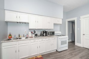 House, Multiple Beds, Patio, Garden View (Queen City Suites) | Private kitchen