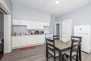 Casa, varias camas, patio, vistas al jardín (Queen City Suites) | Cocina privada