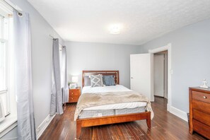 獨棟房屋, 多張床, 庭院, 花園景觀 (Queen City Suites) | 3 間臥室、獨特裝潢、布置獨特、床單