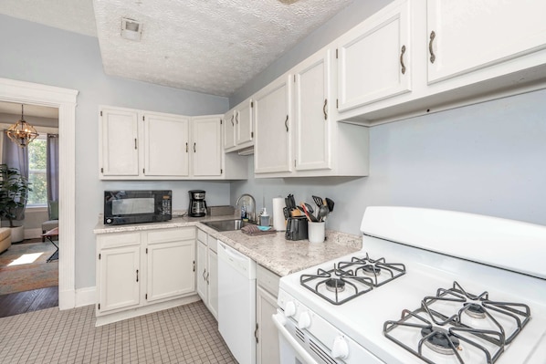 Casa, varias camas, patio, vistas al jardín (Queen City Suites) | Cocina privada
