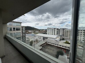 A high-rise building with a view of a sports court and surrounding urban area. - Edificio Stepke (Temuco)