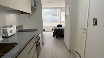 Apartamento familiar | Cocina privada | Frigorífico pequeño, microondas, horno y utensilios de cocina