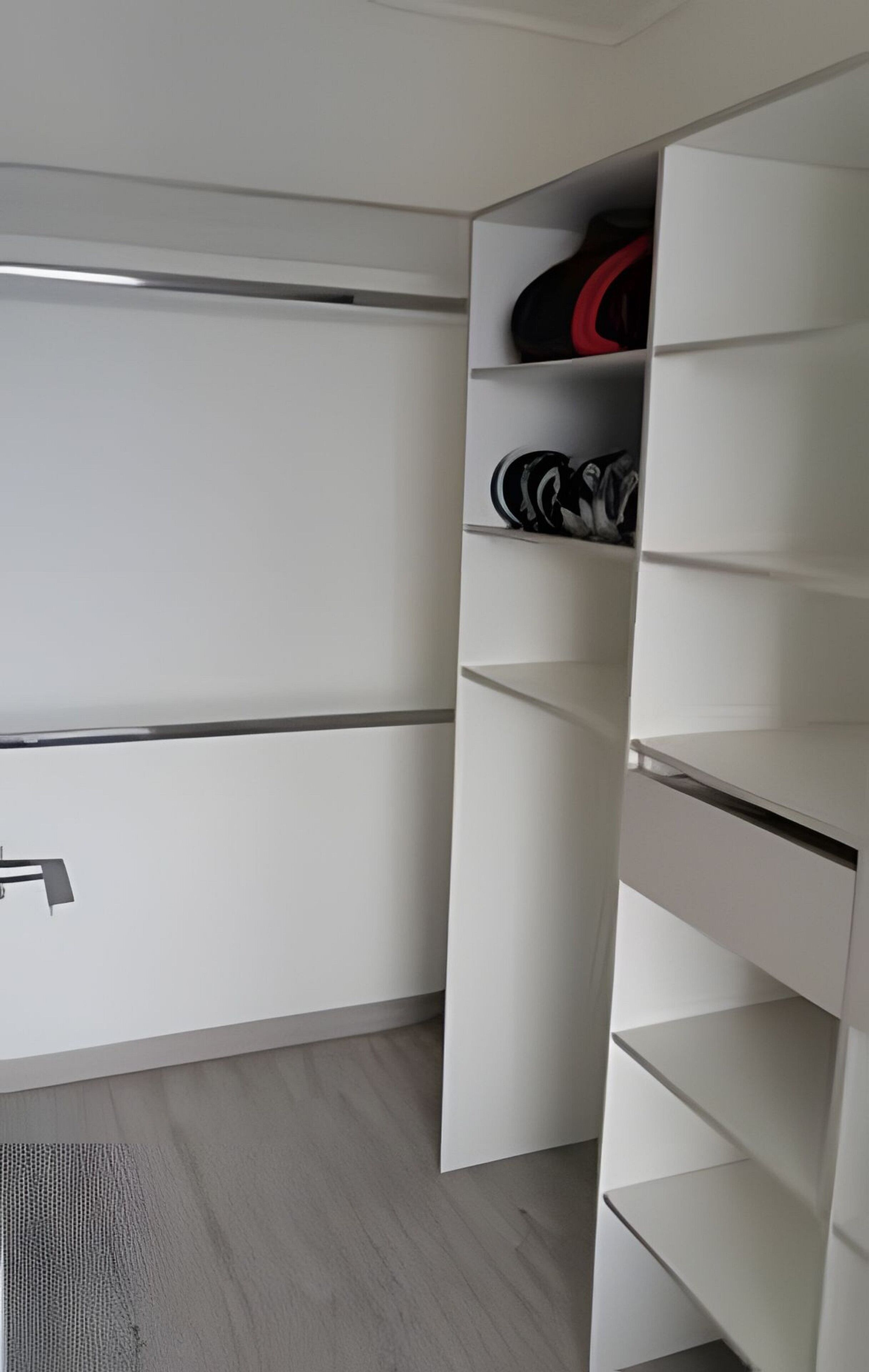 Vestidor amplio con estantes abiertos y puerta espejada.