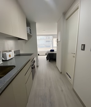 Family Apartment | Private kitchen | Mini-fridge, microwave, oven, cookware/dishes/utensils - Edificio Stepke (Temuco)