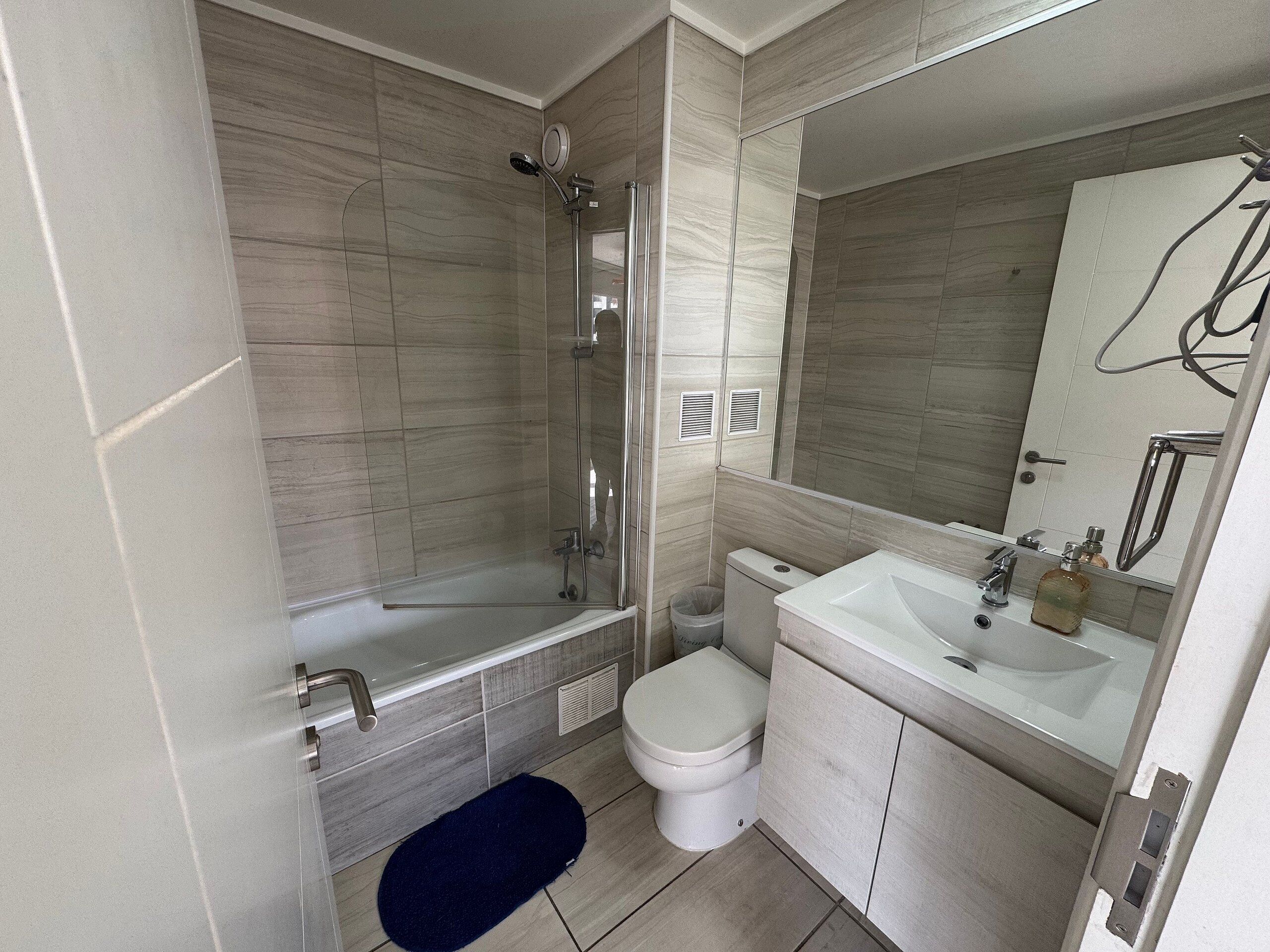 Appartement Élite | Salle de bain | Ensemble douche/baignoire, sèche-cheveux, serviettes fournies, savon