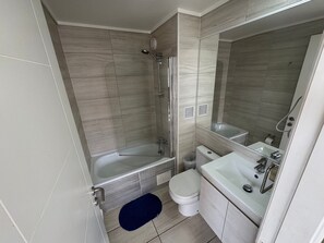 エリート アパートメント | バスルーム | シャワー付き浴槽、ヘアドライヤー、タオル、石鹸