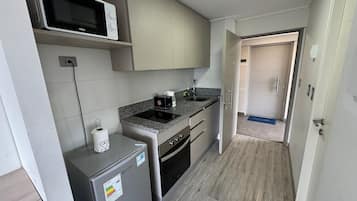 Apartamento básico | Cocina privada | Frigorífico pequeño, microondas, horno y utensilios de cocina