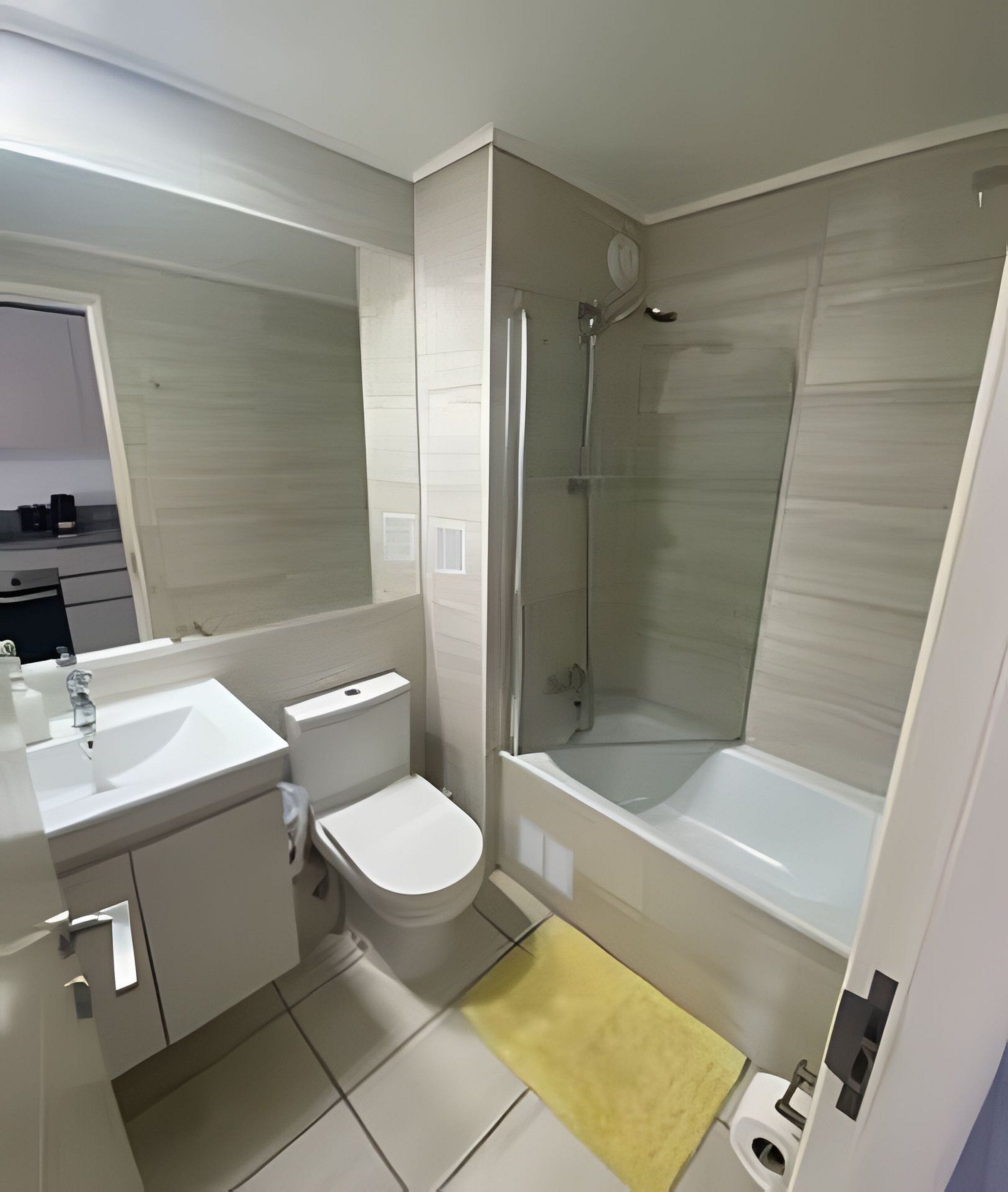 Departamento | Baño | Tina con regadera, secadora de cabello, toallas, jabón 