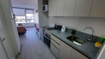 Frigobar, microondas, horno, utensilios de cocina