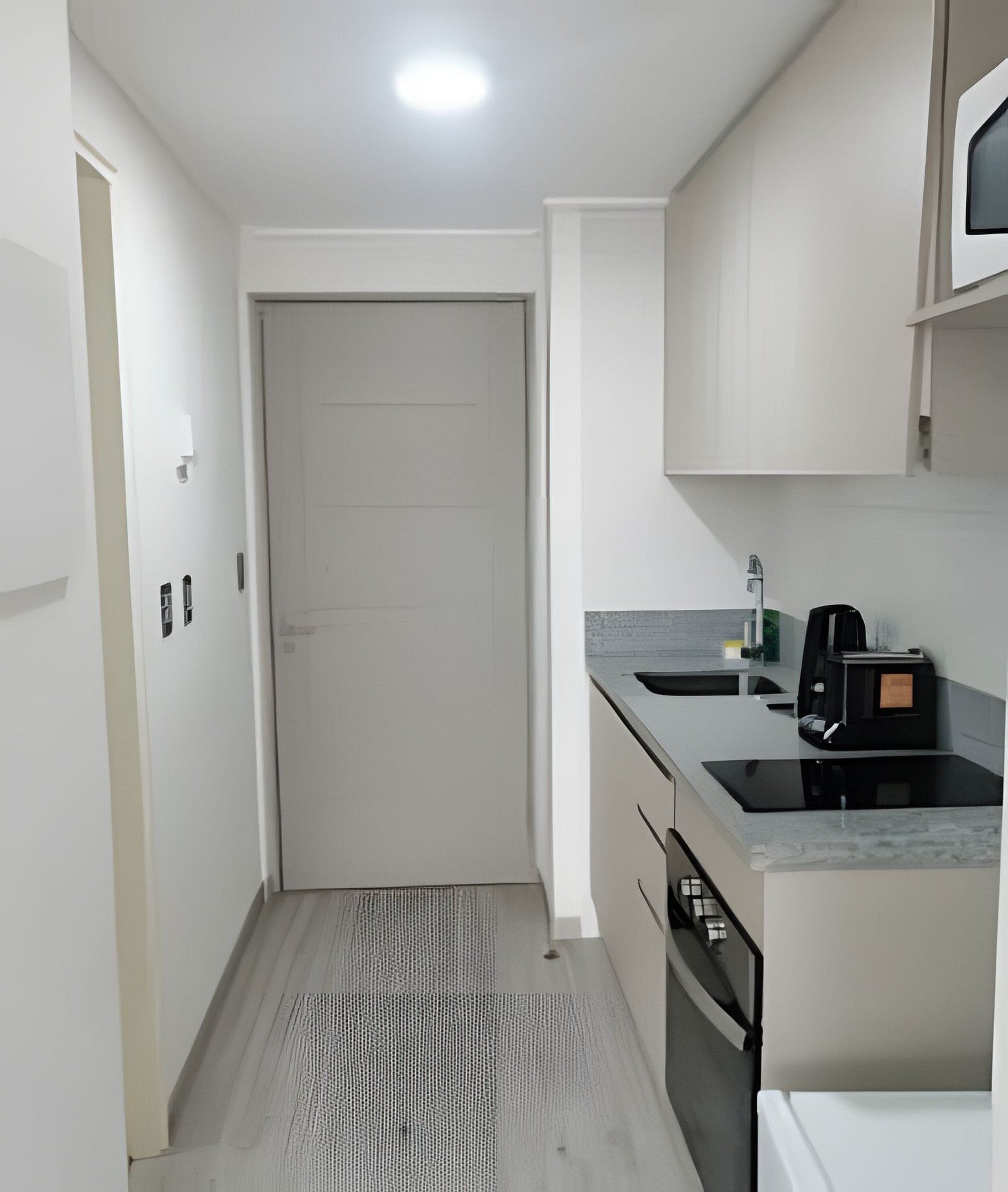 Apartamento clásico | Cocina privada | Frigorífico pequeño, microondas, horno y utensilios de cocina