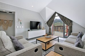 Klassiek appartement, 2 slaapkamers, balkon, uitzicht op strand | Woonruimte