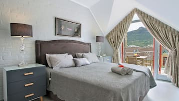 Klassiek appartement, 2 slaapkamers, balkon, uitzicht op strand | Verduisterende gordijnen, een strijkplank/strijkijzer, gratis wifi