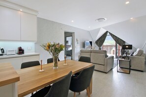 Departamento clásico, 2 habitaciones, balcón, vista a la playa | Cocina privada