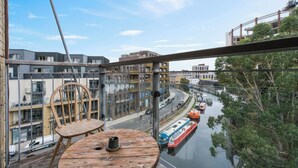 Unclassified image, 5 of 18, button - Bright London Apartment • 2 Beds • Modern • City & Canal Views • Parks & Market (London)