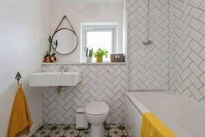 Serviettes fournies, savon, papier toilette