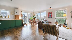 Unclassified image, 4 of 18, button - Bright London Apartment • 2 Beds • Modern • City & Canal Views • Parks & Market (London)