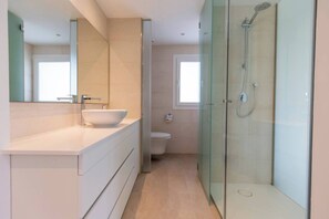 Hair dryer, towels, soap, toilet paper - Clement - Oliva Nova (Oliva)