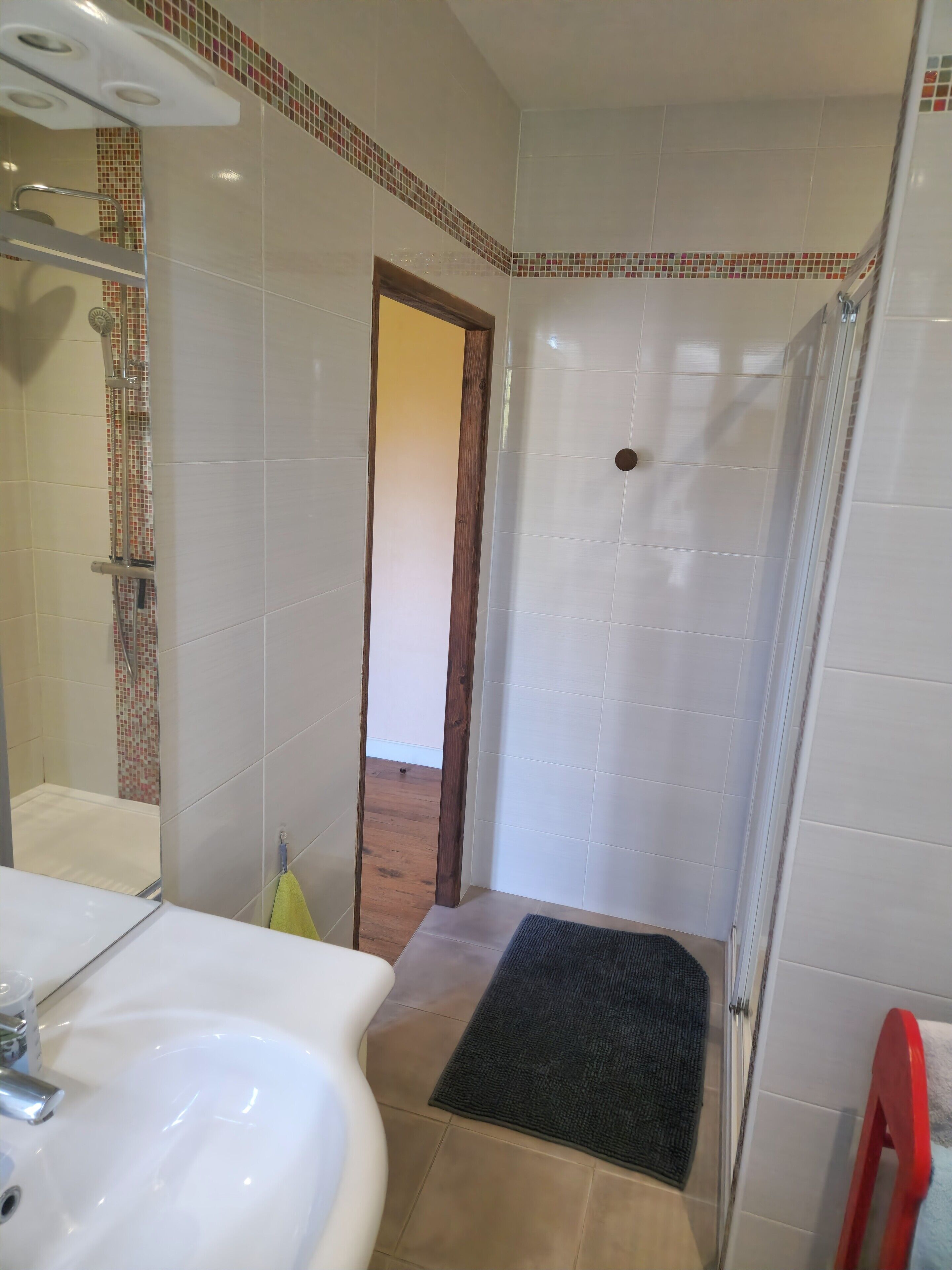 Douche, sèche-cheveux, serviettes fournies