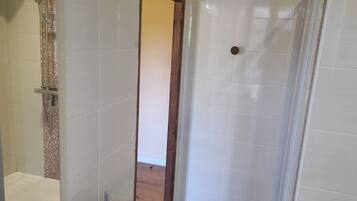 Douche, sèche-cheveux, serviettes fournies