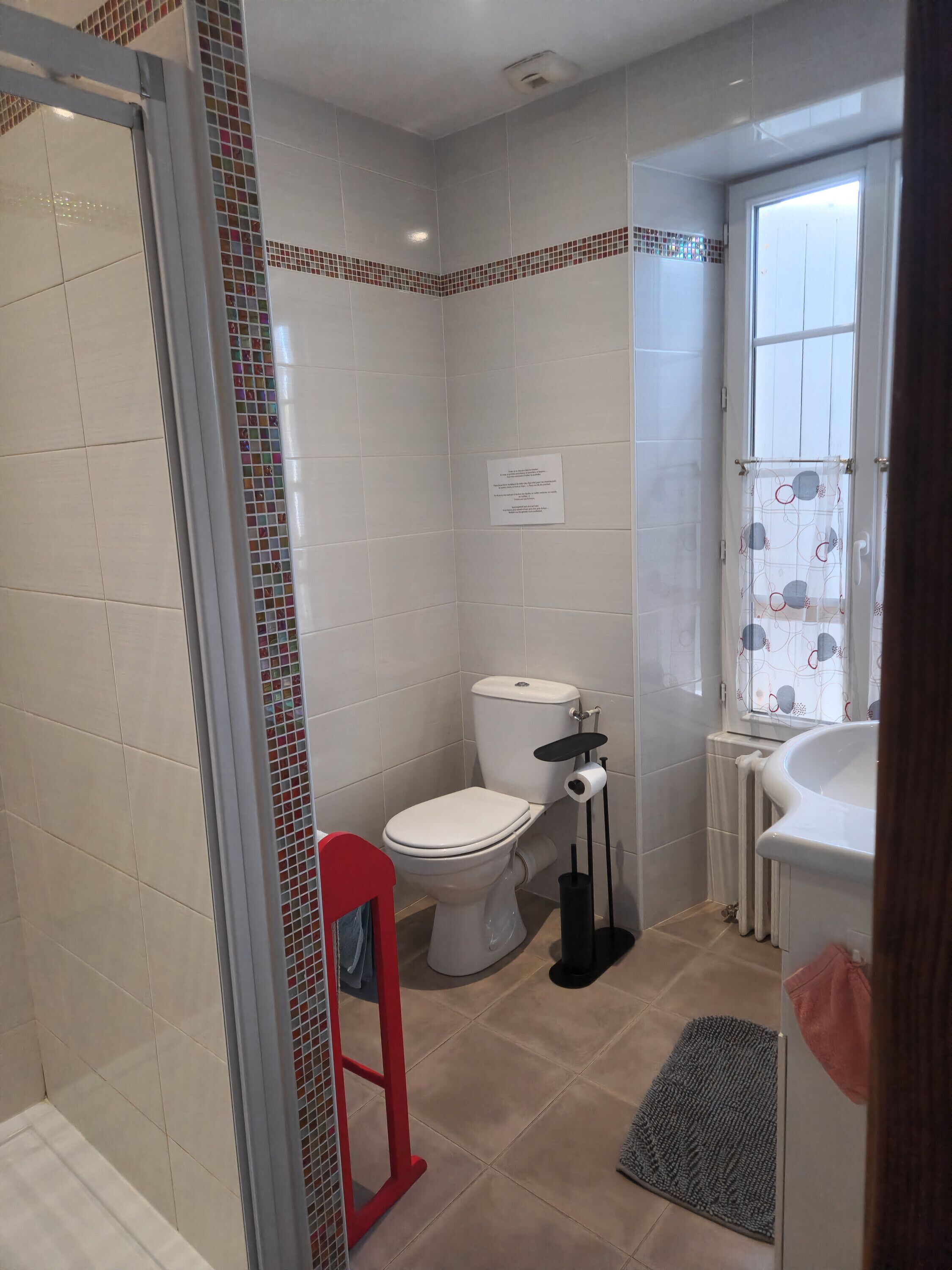 Dusch, hårtork och handdukar