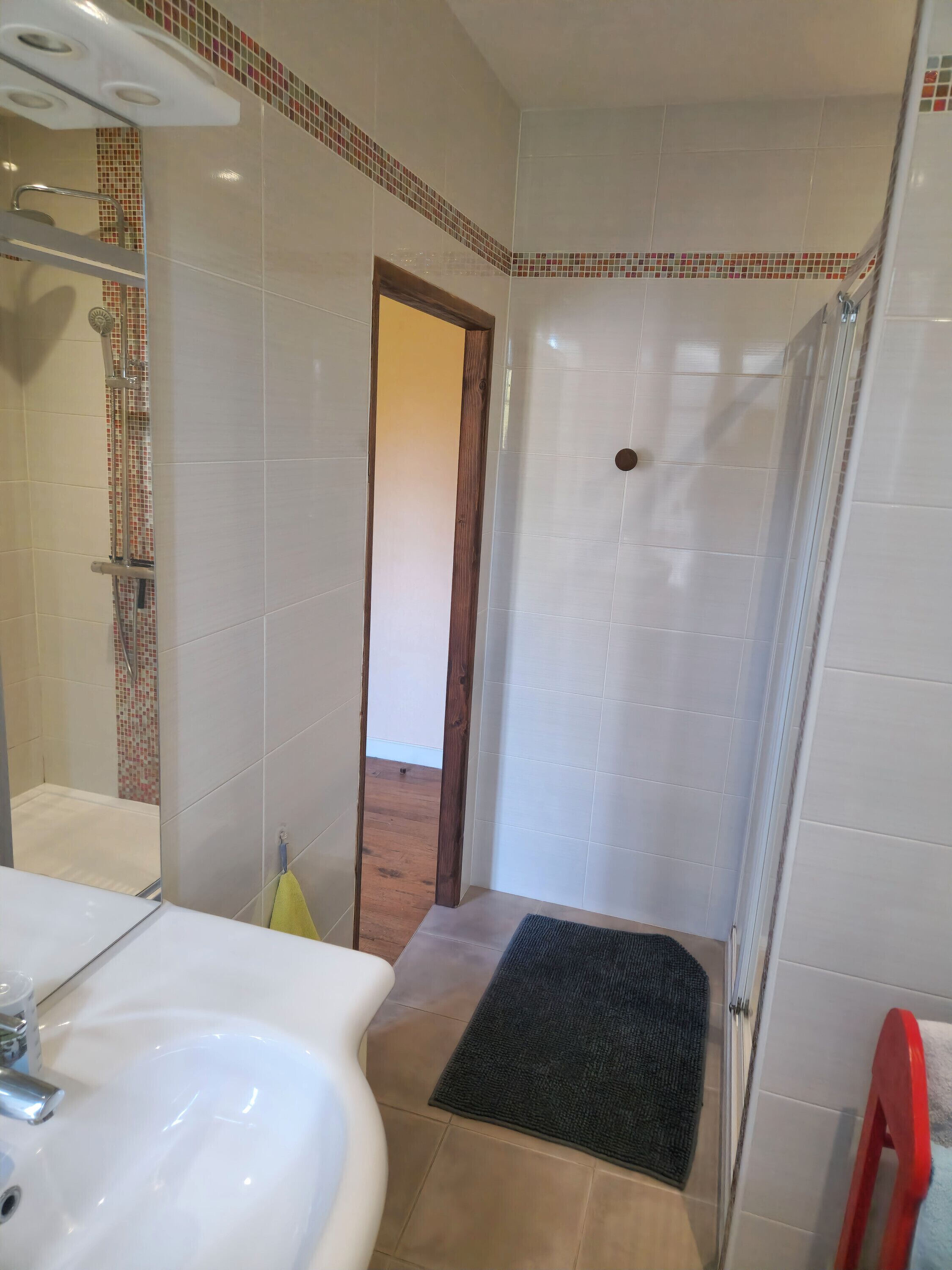 Een douche, een haardroger, handdoeken