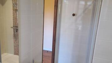 Een douche, een haardroger, handdoeken