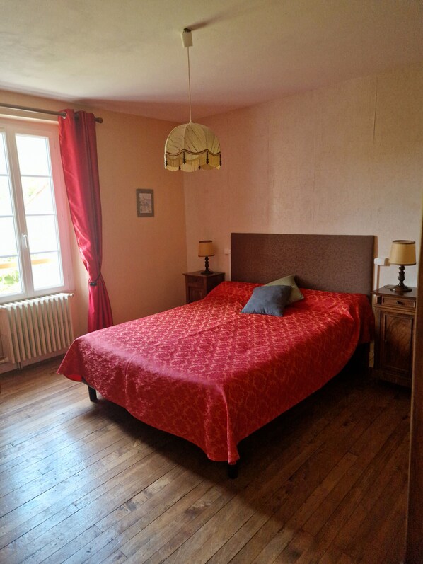 Room - Room 'Le Vieux Noyer - Erable' with Shared Garden and Wi-Fi (Réaux)