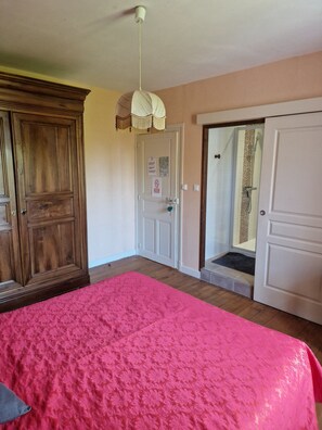 WiFi, bed sheets - Room 'Le Vieux Noyer - Erable' with Shared Garden and Wi-Fi (Réaux)