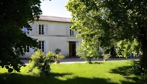 Exterior - Room 'Le Vieux Noyer - Erable' with Shared Garden and Wi-Fi (Réaux)