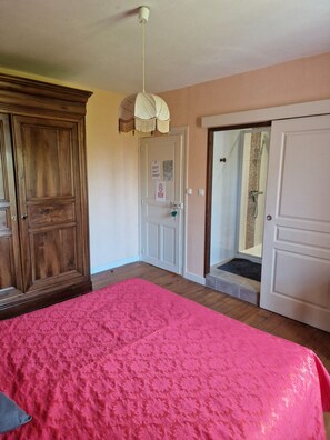 Room - Room 'Le Vieux Noyer - Erable' with Shared Garden and Wi-Fi (Réaux)