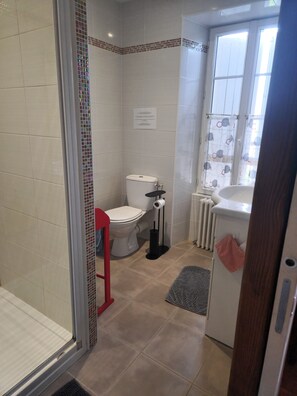 Shower, hair dryer, towels - Room 'Le Vieux Noyer - Erable' with Shared Garden and Wi-Fi (Réaux)