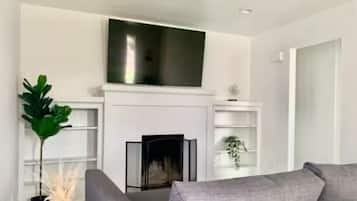 Televisión y chimenea