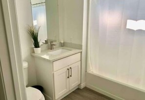 Douche, sèche-cheveux, shampoing