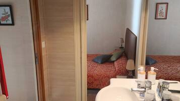 Een douche, een haardroger, handdoeken